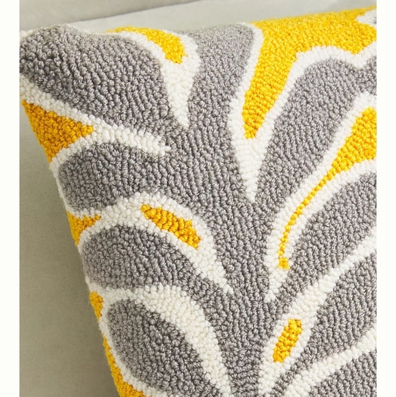 Lemieux et Cie Hooked Colombe pillow - Picture 2 of 7